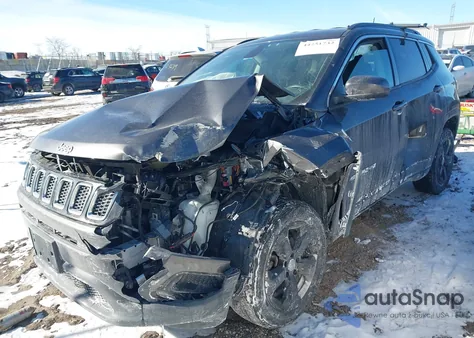 2020 Jeep Compass Latitude 4X4 z USA, uszkodzony, nr VIN 3C4NJDBB1LT196918